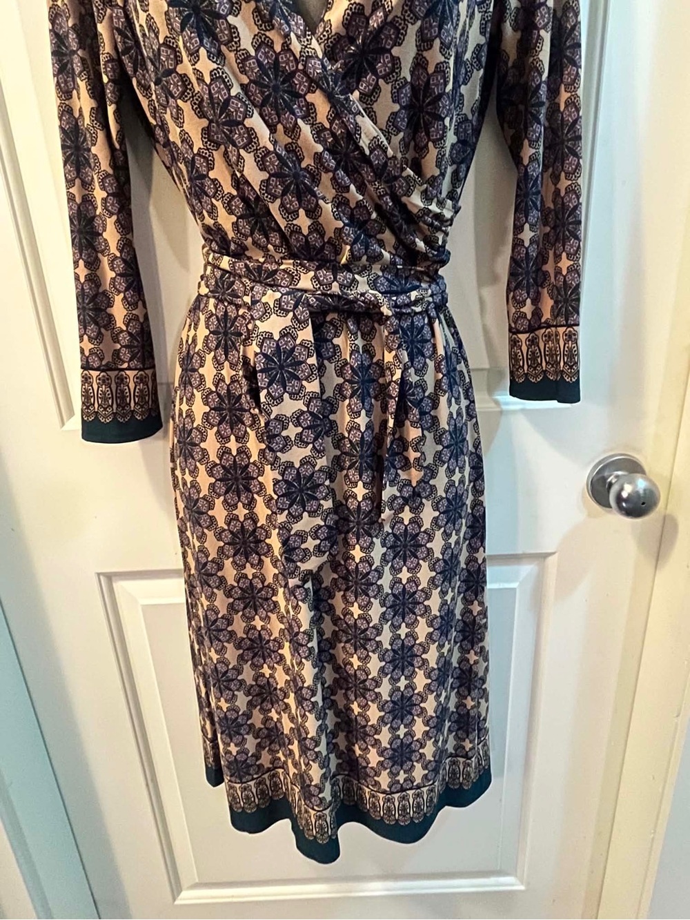 London Times Geometric Floral Medallion Wrap Dress Size 6 Long Sleeve Midi⁠ - Picture 7 of 8